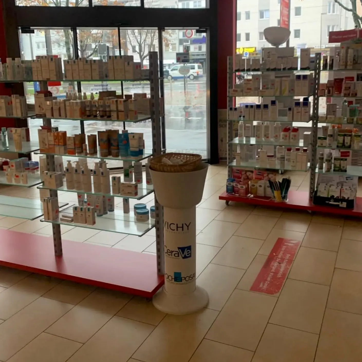 Firmenauflösung Dortmund / Apotheke Verkaufsraum vorher und Produktregale