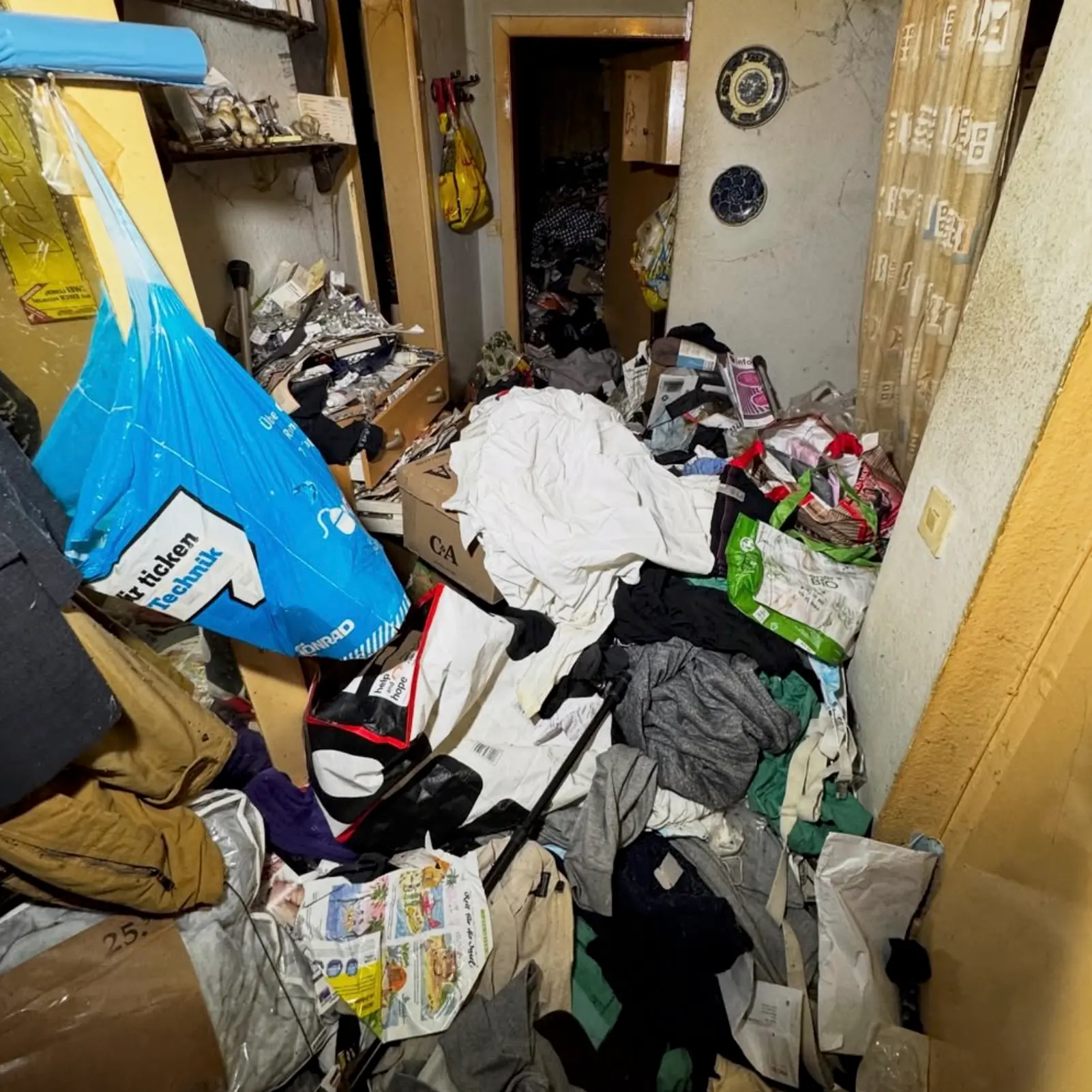 Vollgemüllter Flur in Messie Wohnung