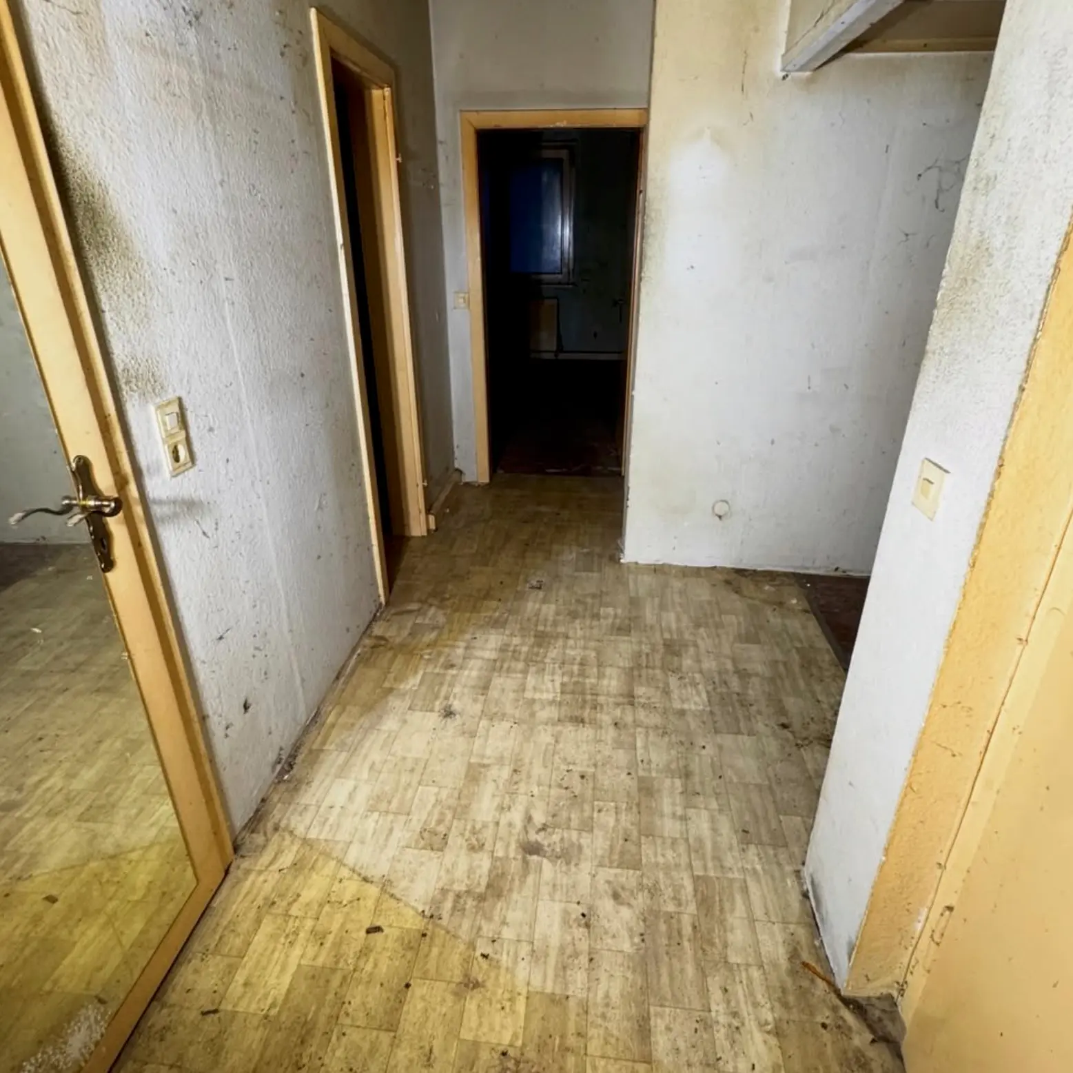 Leer geräumter Flur in Messie Wohnung